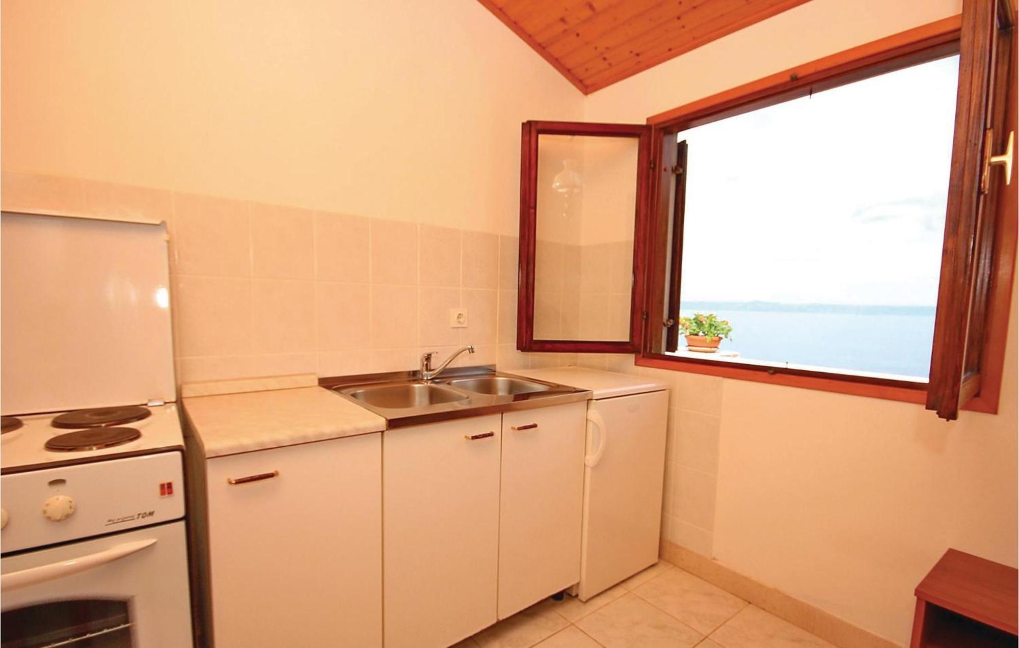 Gorgeous Apartment In Prigradica With Kitchen エクステリア 写真